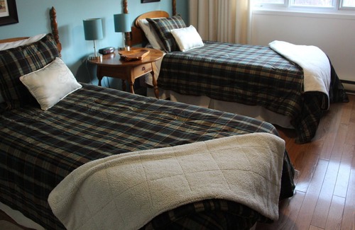 Saint-Emile-de-Suffolk Cottage | Spacious but comfy cottage on a bay with beautiful views.