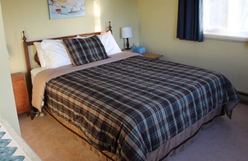 Saint-Emile-de-Suffolk Cottage | Spacious but comfy cottage on a bay with beautiful views.