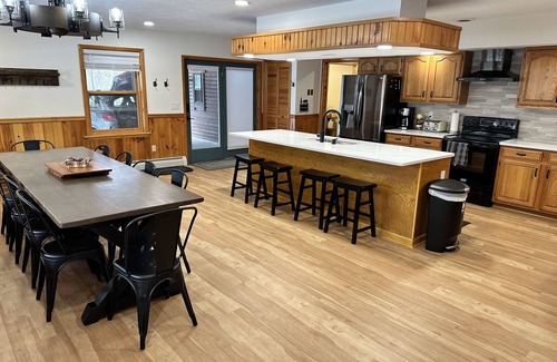 McHenry Cabin | Spacious cabin - Hot Tub - Pool Table - 5 min from Wisp