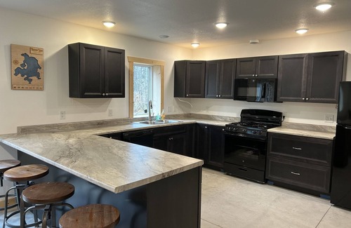 Hayward Cabin | Spacious cabin minutes from recreational trails & Round Lake