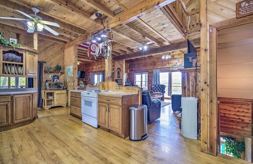 Albany Cabin | Spacious Cabin on Dale Hollow Lake w/Hot Tub!