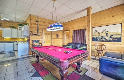 Albany Cabin | Spacious Cabin on Dale Hollow Lake w/Hot Tub!