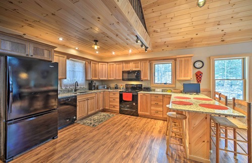 Town of Black Brook Cabin | Spacious Cabin on Silver Lake: Hike & Ski!