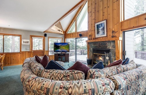 Arnold House | Spacious Cabin Sleeps up to 12 - Sky High #86