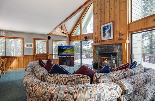 Arnold House | Spacious Cabin Sleeps up to 12 - Sky High #86