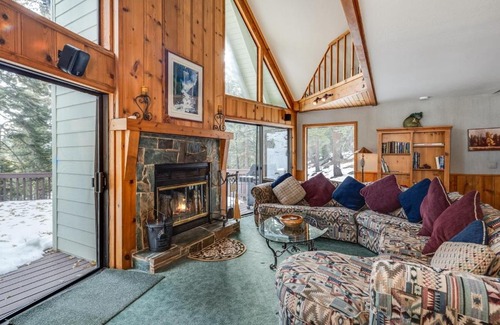Arnold House | Spacious Cabin Sleeps up to 12 - Sky High #86