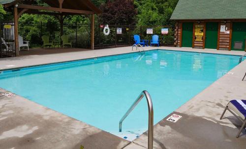 Sevierville House | Spacious Cabin Stay for 9 with Hot Tub Close to Town