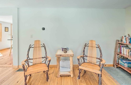 Pittsburg Cabin | Spacious Cabin w/ Deck & Grill, Walk to Lake!