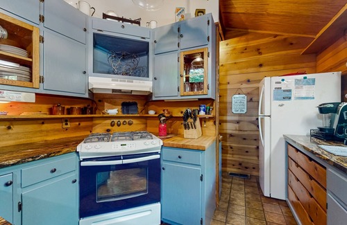 Demorest Cabin | Spacious cabin w/direct access to river & fire place, screened porch