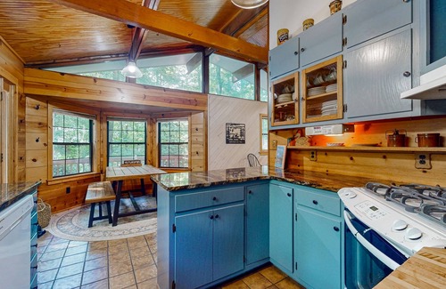 Demorest Cabin | Spacious cabin w/direct access to river & fire place, screened porch