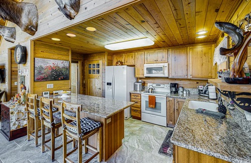 La Pine House | Spacious cabin with bunk house, game room, river view, patio, and fire pit