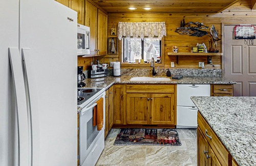 La Pine House | Spacious cabin with bunk house, game room, river view, patio, and fire pit