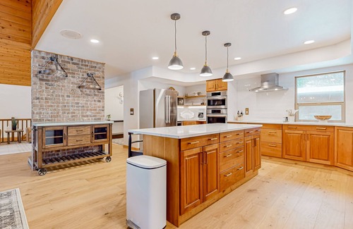Cle Elum House | Spacious cabin with mountain views, saltwater hot tub, wood stove, & pool table