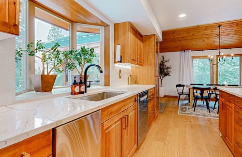 Cle Elum House | Spacious cabin with mountain views, saltwater hot tub, wood stove, & pool table