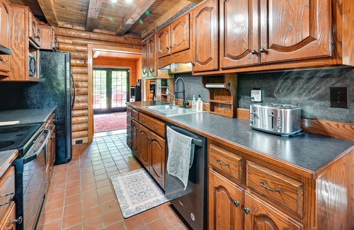 Campbellsville Cabin | Spacious Campbellsville Cabin w/ Pool & Hot Tub!