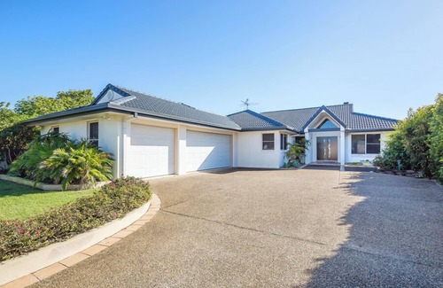Banksia Beach House | Spacious Canal Home With Pontoon!