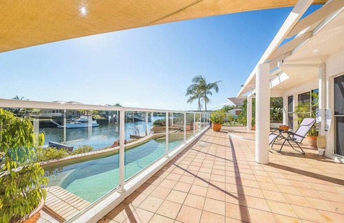 Banksia Beach House | Spacious Canal Home With Pontoon!