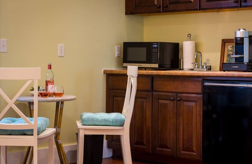 Beaufort Apartment | Spacious Carriage House with Pool & King Bed