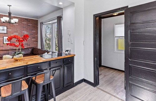 New Center Detroit Apartment | Spacious & central [4BD Apartment]- few mins away from Henry Ford!