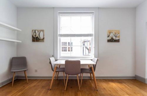 Winchester Apartment | Spacious Central Chic Apartment - Simplycheckin