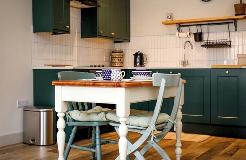 Charlbury Apartment | Spacious, central flat w. super king/twin & parking