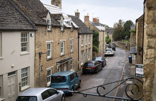 Charlbury Apartment | Spacious, central flat w. super king/twin & parking