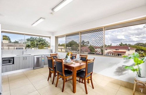 Sunnybank House | Spacious Central located FamilyHouse @ Sunnybank