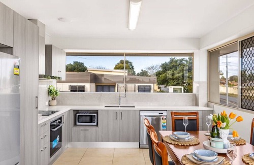 Sunnybank House | Spacious Central located FamilyHouse @ Sunnybank