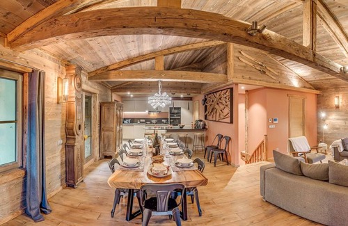 Les Brevieres Ski Chalet | Spacious chalet for 14 in Tignes with balcony and sauna