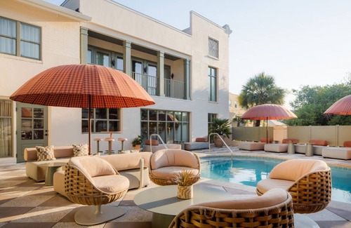 Charleston Historic District Apartment | Spacious Charleston Studio | King Bed + Lounge