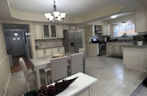 Warren House | Spacious & Charming 3-bedroom house with WiFi, AC, Netflix