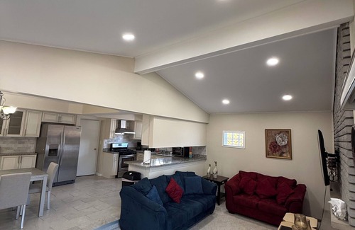 Warren House | Spacious & Charming 3-bedroom house with WiFi, AC, Netflix