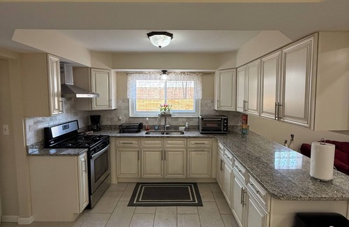 Warren House | Spacious & Charming 3-bedroom house with WiFi, AC, Netflix