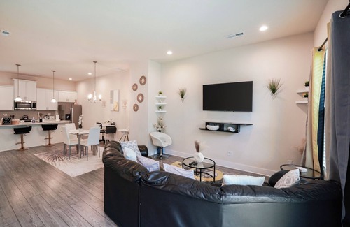 Charlotte House | Spacious & Charming Family Gem: 5mins to Uptown ~ Balconies ~ Free Parking~Wifi