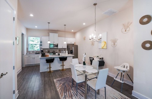 Charlotte House | Spacious & Charming Family Gem: 5mins to Uptown ~ Balconies ~ Free Parking~Wifi