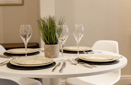 Chester House | Spacious Chester City Centre Stylish Townhouse. W/Parking
