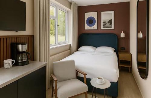 Ellesmere Port House | Spacious Chester Home Sleeps 6 Free Wi-Fi and Parking Great for Families and Contractors