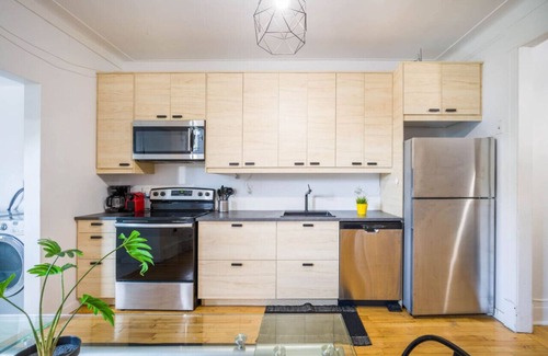 Sainte-Marie Apartment | ✨Spacious & Chic | AC 5 Min to Metro Trendy Area