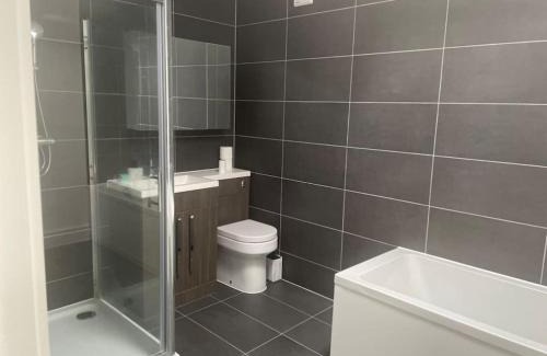 Grays Apartment | Spacious City Centre Apartment near Lakeside