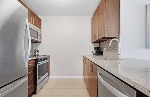 Hudson Exchange Apartment | Spacious & Clean 1BR | Full Kitchen | Washer/Dryer | by GLS