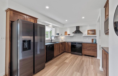 Plymouth House | Spacious, Clean, and Newly Renovated 5-bedroom house near Road America