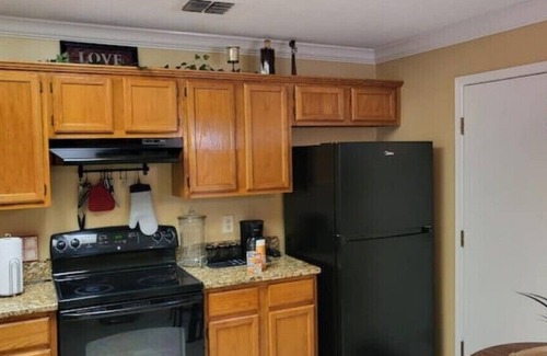 Arlington House | Spacious, Clean & Cozy Townhome