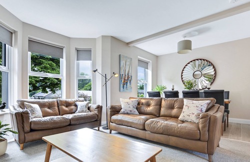 Ballycastle House | Spacious Coastal retreat - 1 minute walk to the beach and marina
