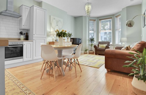 Ballycastle House | Spacious Coastal retreat - 1 minute walk to the beach and marina