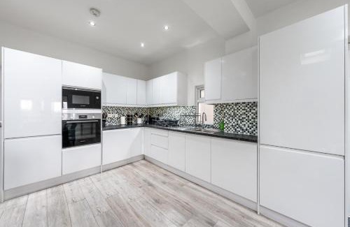 East Acton House | Spacious & Comfortable 3-Bedroom Retreat in NW10