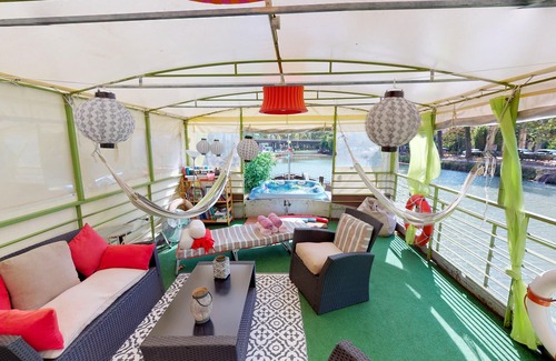 Cote Pavee Boat Rental | Spacious, comfortable houseboat in downtown Toulouse