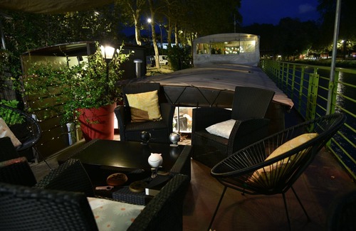 Cote Pavee Boat Rental | Spacious, comfortable houseboat in downtown Toulouse