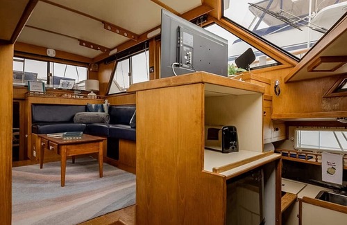 Thompson Square - Bunker Hill Boat Rental | Spacious & Comfy 2BR/2Bath Yacht - Heat & AC - On Freedom Trail-Walk to Downtown
