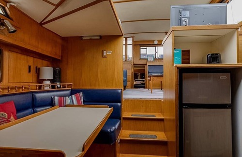 Thompson Square - Bunker Hill Boat Rental | Spacious & Comfy 2BR/2Bath Yacht - Heat & AC - On Freedom Trail-Walk to Downtown