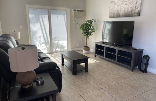 Sherman Oaks House | Spacious, comfy one bedroom guest house